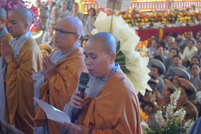 Sư cô Thích nữ Thanh Mai dâng lời phát nguyện Sư cô Thích nữ Thanh Mai dâng lời phát nguyện