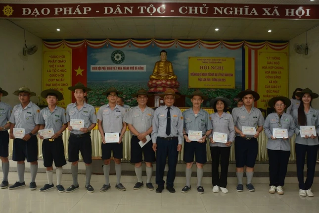 Trao chứng chỉ trúng cách trại huấn luyện Lộc Uyển - A Dục năm 2024 cho các huynh trưởng đủ điều kiện