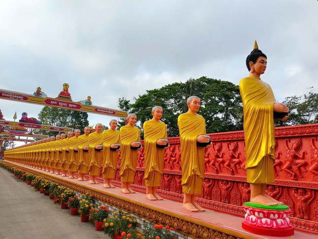 46 tôn tượng tái hiện Tăng đoàn của Đức Thế Tôn đi khất thực