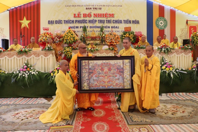 Đại đức tân trụ trì đón nhận phần quà chúc mừng từ Hòa thượng bổn sư