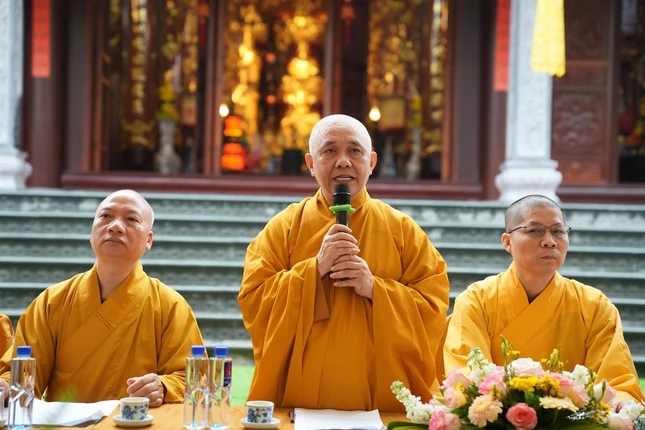 Thượng tọa Thích Tâm Thuần phát biểu đề dẫn Thượng tọa Thích Tâm Thuần phát biểu đề dẫn