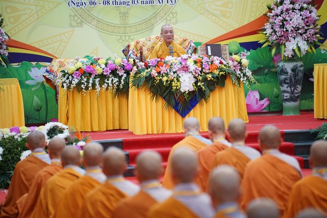 Hòa thượng Thích Bảo Nghiêm giáo giới cho các giới tử