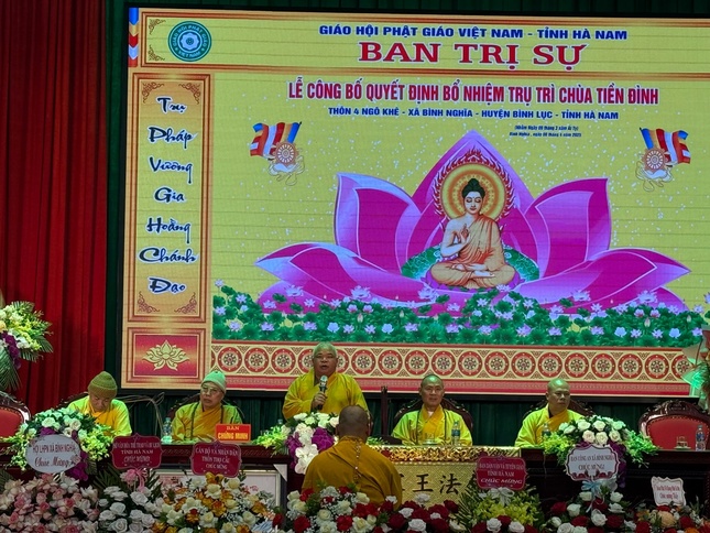 Thượng tọa Thích Thiện Hưởng ban đạo từ