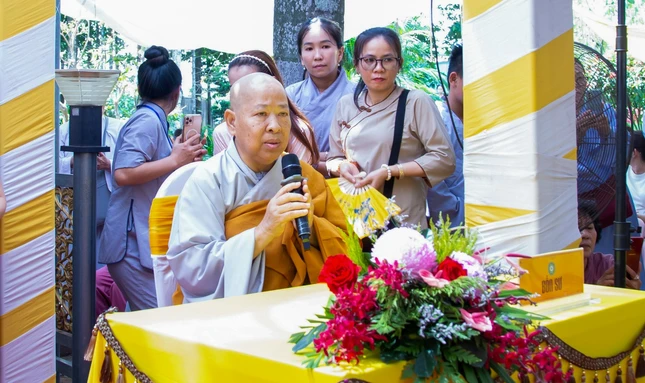 Ni trưởng Thích nữ Huệ Giải ban huấn từ