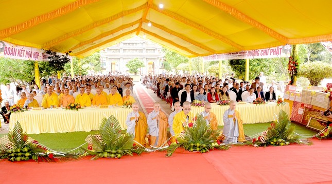 Đại đức Thích Đức Thành dâng lời phát nguyện