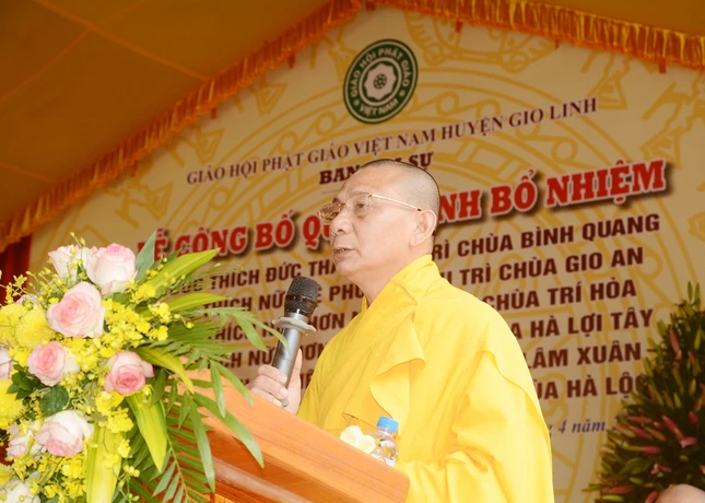 Thượng tọa Thích Huệ Nhẫn đọc diễn văn khai mạc