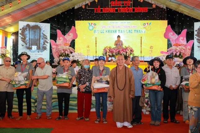 Thượng tọa Thích Đồng Ngộ trao quà đến bà con Thượng tọa Thích Đồng Ngộ trao quà đến bà con