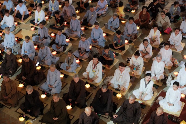 Đại chúng tham dự đêm thiền trà trong không khí trang nghiêm, ấm tình đạo vị