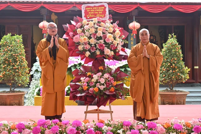 Thượng tọa Thích Tục Nhân đón nhận lẵng hoa chúc mừng từ Ban Trị sự GHPGVN TP.Hải Phòng Thượng tọa Thích Tục Nhân đón nhận lẵng hoa chúc mừng từ Ban Trị sự GHPGVN TP.Hải Phòng