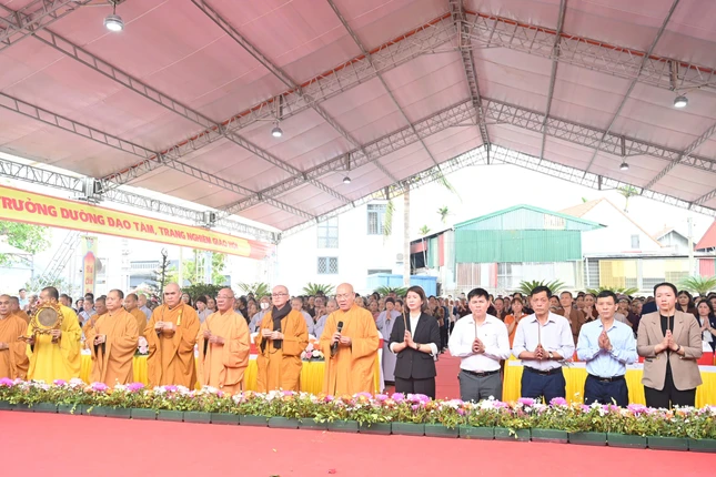 Chư tôn đức, đại biểu niêm hương, bạch Phật Chư tôn đức, đại biểu niêm hương, bạch Phật