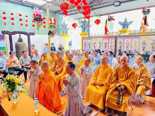 Đại đức Thích Nhuận Bảo dâng lời phát nguyện Đại đức Thích Nhuận Bảo dâng lời phát nguyện