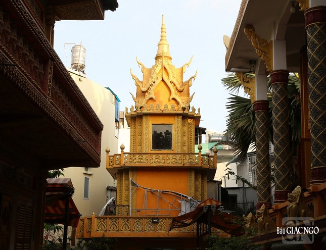 Tháp cốt trong khuôn viên chùa là nơi lưu giữ tro cốt của Phật tử sau khi hỏa táng. Có hình dáng tháp nhọn, với các họa tiết nổi bật mang tính biểu tượng Phật giáo