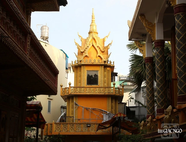 Tháp cốt trong khuôn viên chùa là nơi lưu giữ tro cốt của Phật tử sau khi hỏa táng. Có hình dáng tháp nhọn, với các họa tiết nổi bật mang tính biểu tượng Phật giáo