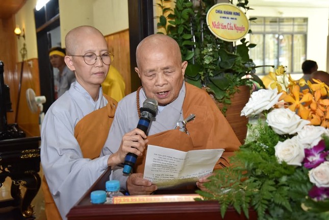 Ni trưởng Thích nữ Mỹ Thái đọc điếu văn tưởng niệm của Phân ban Ni giới T.Ư