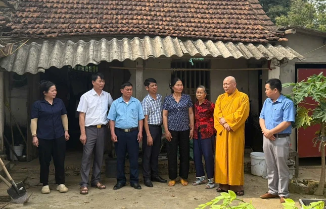 Thăm hỏi, chia sẻ cùng gia đình bà Hà Thị Yến, ngụ tại thôn Chén, xã Cẩm Thạch, H.Cẩm Thủy