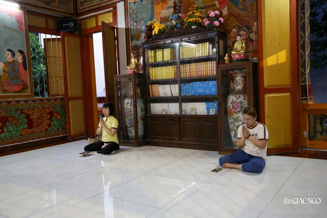 Phật tử đến chùa tụng kinh, lễ Phật