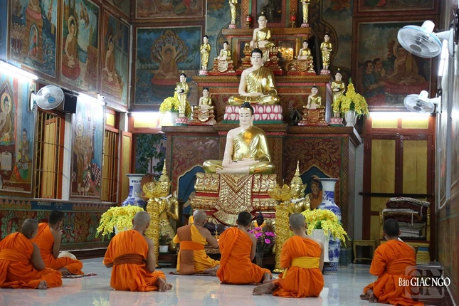 Thời kinh tối của chư Tăng tại chánh điện