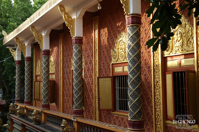 Chánh điện là nơi thờ Phật chính trong chùa. Xung quanh chánh điện được chạm khắc tinh xảo các hoa văn đặc trưng của nghệ thuật Khmer như: rắn thần Naga (tiếng Khmer gọi là Neak) uốn lượn bảo hộ Phật pháp, chim thần Krut, hoa sen cách điệu, ngọn lửa, cùng các họa tiết hình học đối xứng tạo nên vẻ đẹp uy nghi và trang nghiêm cho toàn bộ ngôi chùa