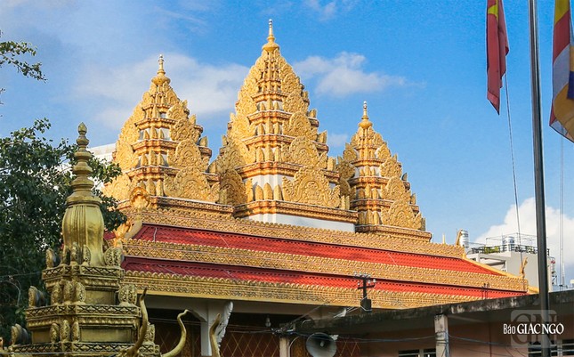 Trên đỉnh chánh điện là ba ngọn tháp với kiến trúc đặc trưng văn hóa của người Khmer Nam Bộ, tạo điểm nhấn nổi bật