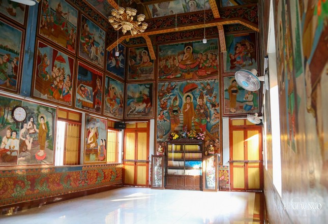 Bên trong chánh điện thờ Phật ở vị trí trung tâm, xung quanh được thiết trí nhiều tranh vẽ minh họa các câu chuyện gắn liền với cuộc đời Đức Phật. Những bức tranh được vẽ tỉ mỉ và tinh xảo với màu sắc độc đáo