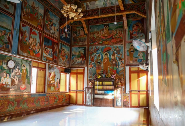 Bên trong chánh điện thờ Phật ở vị trí trung tâm, xung quanh được thiết trí nhiều tranh vẽ minh họa các câu chuyện gắn liền với cuộc đời Đức Phật. Những bức tranh được vẽ tỉ mỉ và tinh xảo với màu sắc độc đáo