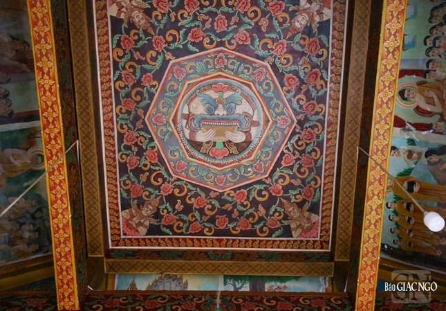 Bức tranh chằn Rahu nuốt mặt trăng được vẽ trên trần của chánh điện. Rahu là nhân vật chủ chốt trong câu chuyện giải thích hiện tượng nhật thực, nguyệt thực của người Khmer