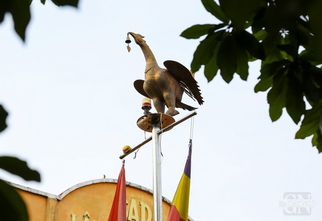 Linh vật Hoong - tượng trưng cho trí tuệ, sự thanh cao và giải thoát được đặt trên đỉnh cột cờ (Cột cờ dùng để treo cờ Phật giáo Nam tông vào các dịp lễ lớn như Tết cổ truyền Chôl Chnăm Thmây, lễ Kathina...)