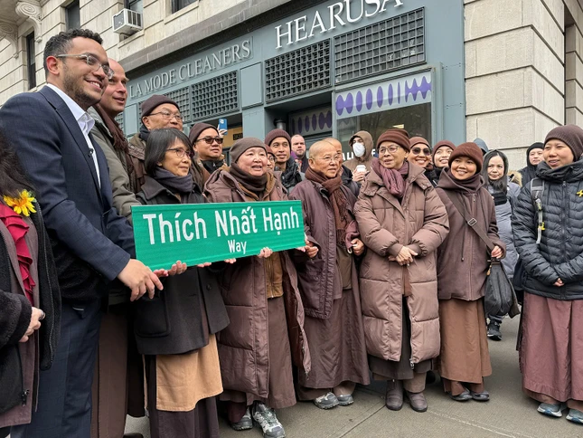 Chư Tăng Ni, Phật tử Làng Mai trong ngày đặt tên đường “Thích Nhất Hạnh” tại thành phố New York