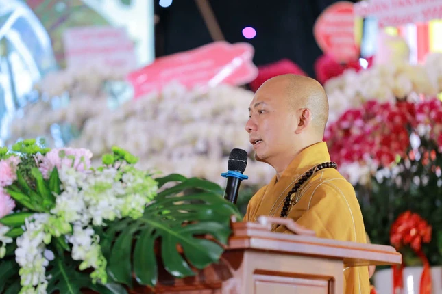 Thượng tọa Thích Đồng Ngộ phát biểu niệm ân Thượng tọa Thích Đồng Ngộ phát biểu niệm ân