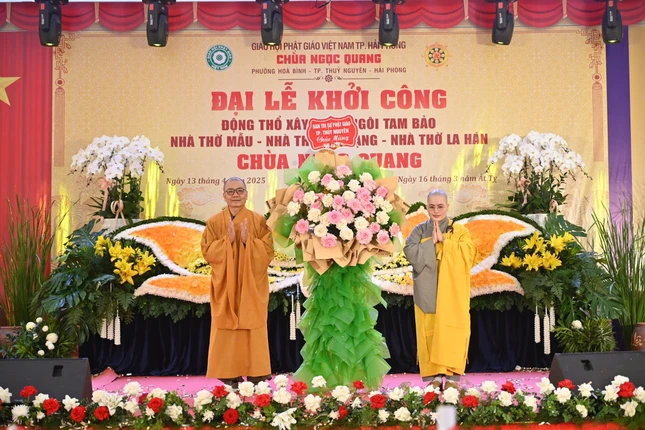 Ban Trị sự GHPGVN TP.Thủy Nguyên tặng hoa chúc mừng