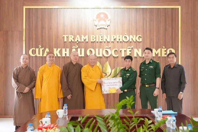 Trao quà đến cán bộ, chiến sĩ Trạm Biên phòng Cửa khẩu Quốc tế Na Mèo