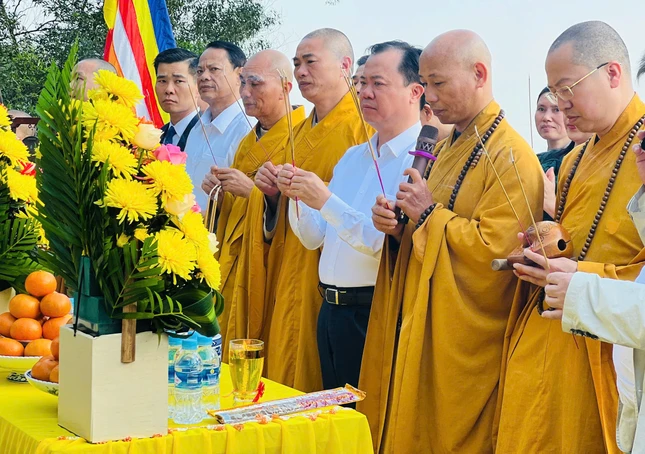 Chư tôn đức, đại biểu niêm hương bạch Phật