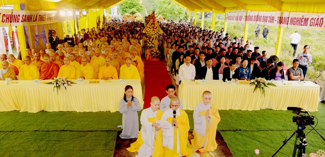 Sư cô Thích nữ Viên Đức dâng lời phát nguyện Sư cô Thích nữ Viên Đức dâng lời phát nguyện