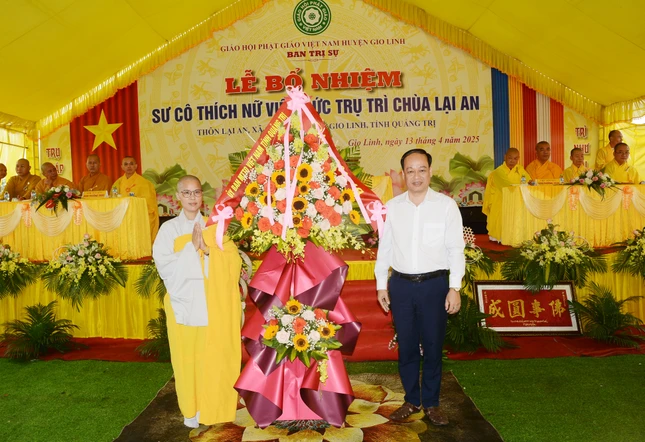 Ủy ban MTTQVN tỉnh Quảng Trị tặng hoa chúc mừng Sư cô tân trụ trì chùa Lại An