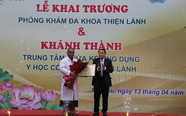 Phòng khám Đa khoa Thiện Lành đón nhận Bằng khen của UBND tỉnh Quảng Trị do ông Hà Sỹ Đồng, Quyền Chủ tịch trao tặng