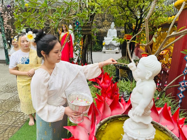 Sinh viên Lào Tắm Phật tại chùa Tam Bảo