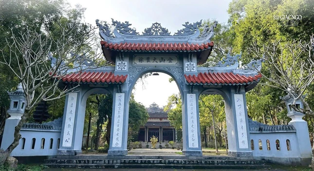 Tam quan Tùng lâm Kim Sơn