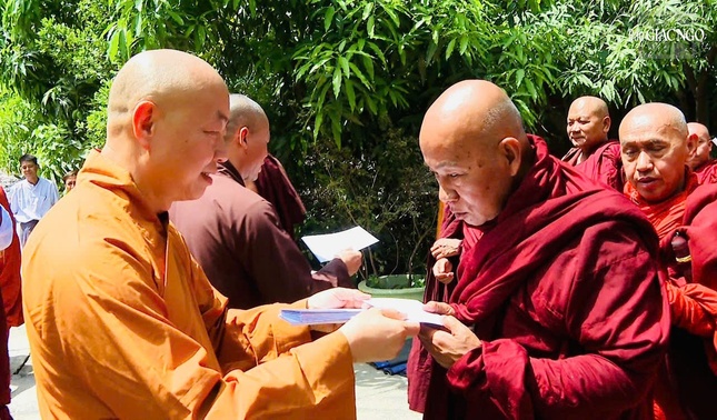 Trực tiếp trao tịnh tài đến chư Tăng các tự viện tại Myanmar