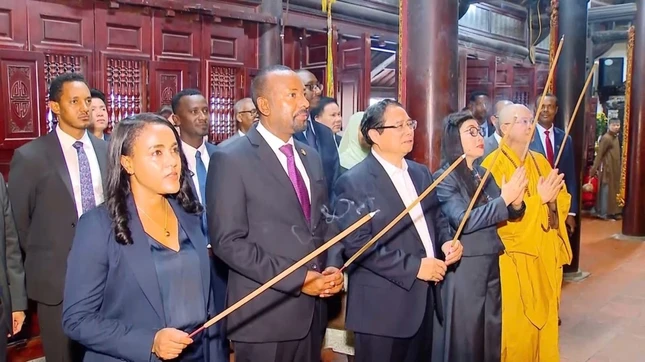 Đoàn dâng hương tại chánh điện chùa Trấn Quốc Đoàn dâng hương tại chánh điện chùa Trấn Quốc