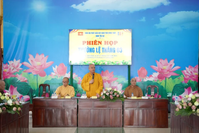 Thượng tọa Thích Tĩnh Triệt chủ trì phiên họp