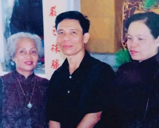 Cư sĩ Tâm Cự - Lê Văn Tư (giữa)