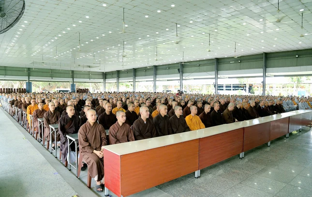 Tăng Ni sinh tham dự buổi tập huấn