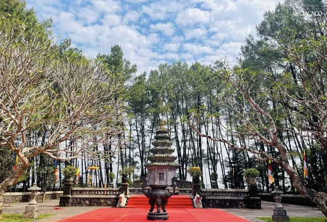 Bảo tháp của Đại lão Hòa thượng Thích Đôn Hậu trong khuôn viên chùa Thiên Mụ