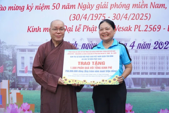 Thượng tọa Thích Đạt Đức trao bảng tượng trưng ủng hộ 1.500 phần quà với tổng trị giá 750 triệu đồng đến Phó Chủ tịch Thường trực Ủy ban MTTQVN Q.Tân Bình Lê Thị Thu Trà