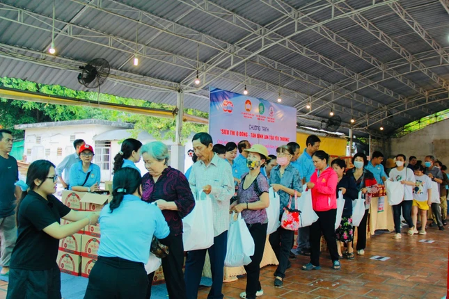 1.500 phần quà được chia sẻ tại "Phiên chợ 0 đồng"