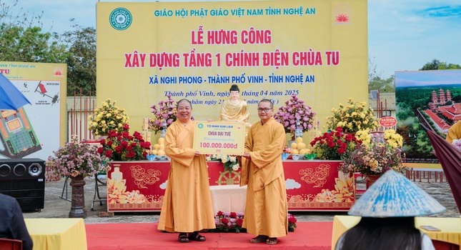 Chùa Đại Tuệ trao bảng tượng trưng số tiền cúng dường xây dựng chánh điện chùa Tu