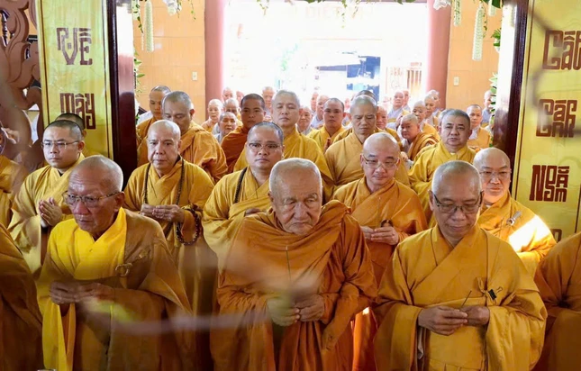 Chiều 19-4, đoàn Ban Trị sự GHPGVN H.Bình Chánh đã dâng hương tưởng niệm Trưởng lão Hòa thượng Thích Thiện Lạc