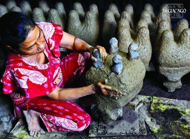 Nghệ nhân Nguyễn Thị Trinh gắn bó trên 30 năm làm nghề lư đồng, chị luôn cố gắng giữ lửa bàn thờ gia tiên thông qua chiếc lư đồng do chị chế tác