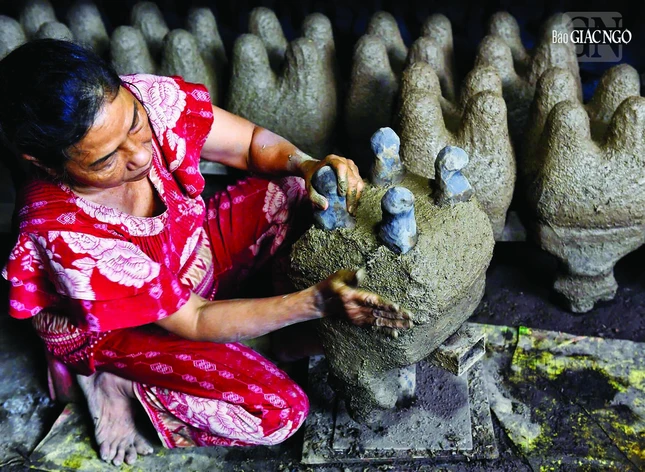 Nghệ nhân Nguyễn Thị Trinh gắn bó trên 30 năm làm nghề lư đồng, chị luôn cố gắng giữ lửa bàn thờ gia tiên thông qua chiếc lư đồng do chị chế tác