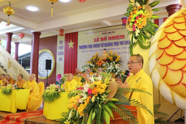 Đại đức Thích Viên Thành đọc quyết định bổ nhiệm trụ trì chùa Vân An